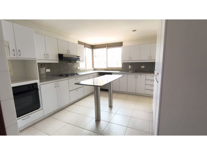 Apartamento de 3 alcobas en arriendo en Los Balsos, Medellín, 240 m² · foto 5 de 24