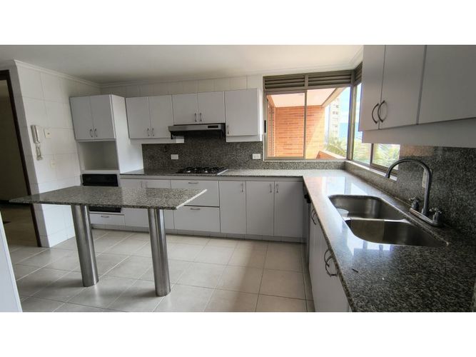 Apartamento de 3 alcobas en arriendo en Los Balsos, Medellín, 240 m² · foto 6 de 24