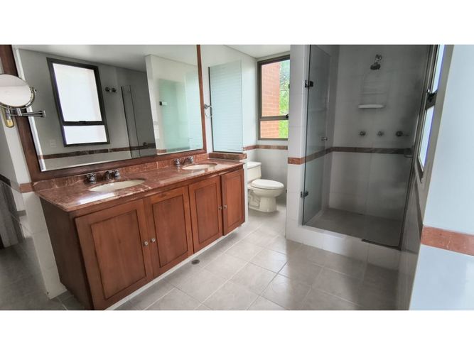 Apartamento de 3 alcobas en arriendo en Los Balsos, Medellín, 240 m² · foto 19 de 24