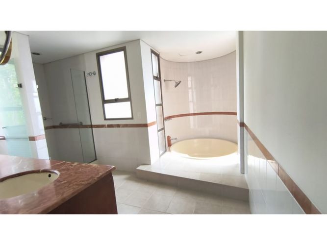 Apartamento de 3 alcobas en arriendo en Los Balsos, Medellín, 240 m² · foto 20 de 24