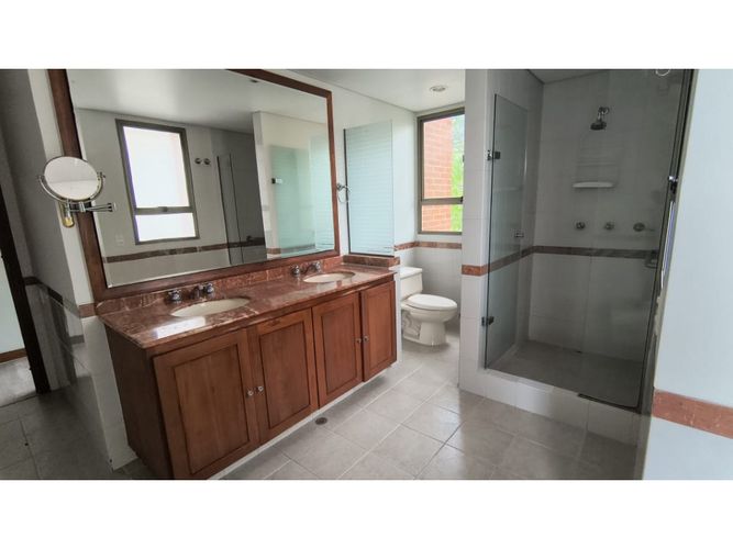 Apartamento de 3 alcobas en arriendo en Los Balsos, Medellín, 240 m² · foto 23 de 24