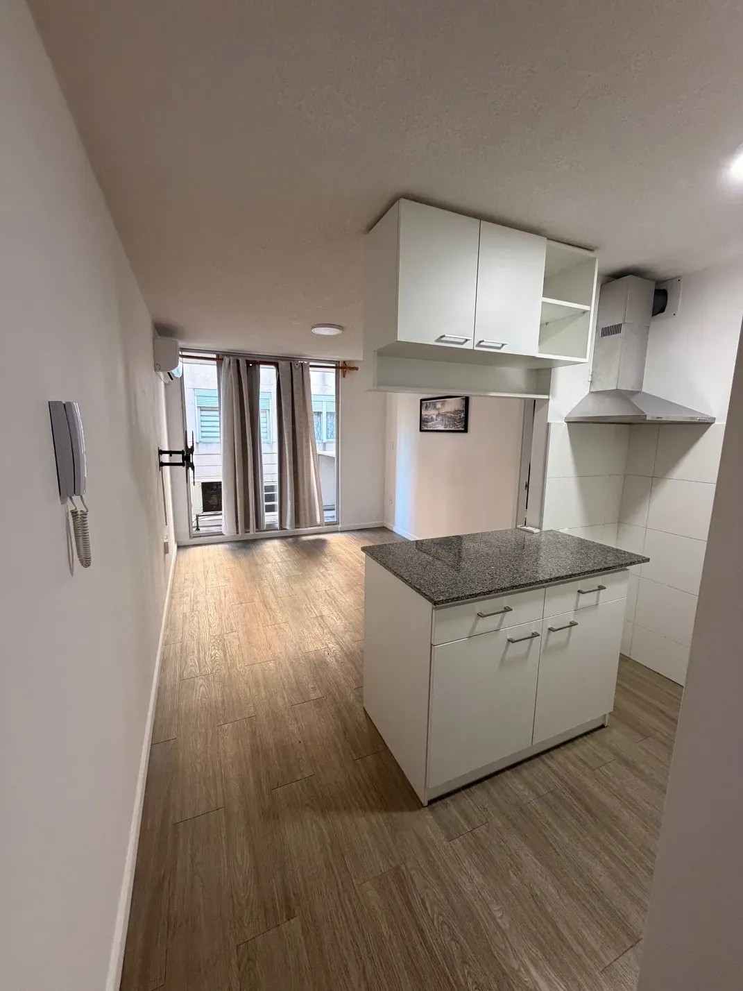 ALQUILER EN BELLA VISTA DE 1 DORMITORIO, PISO 1 POR ESACLERA, BALCON, AIRE ACONDICIONADO, SEGURIDAD 24HS