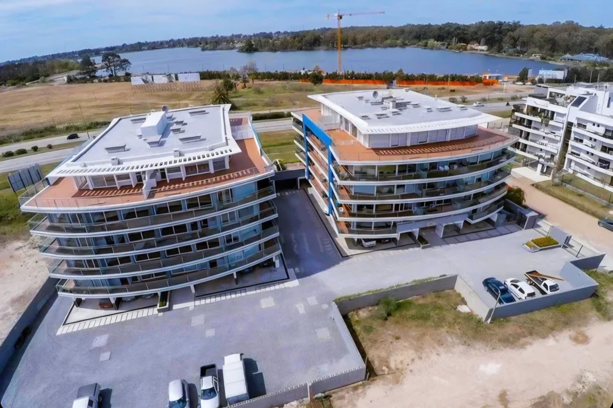 Exclusivo apartamento de 1 dormitorio en alquiler con amplia terraza, estratégicamente ubicado en Avenida de las Américas, a minutos del aeropuerto.