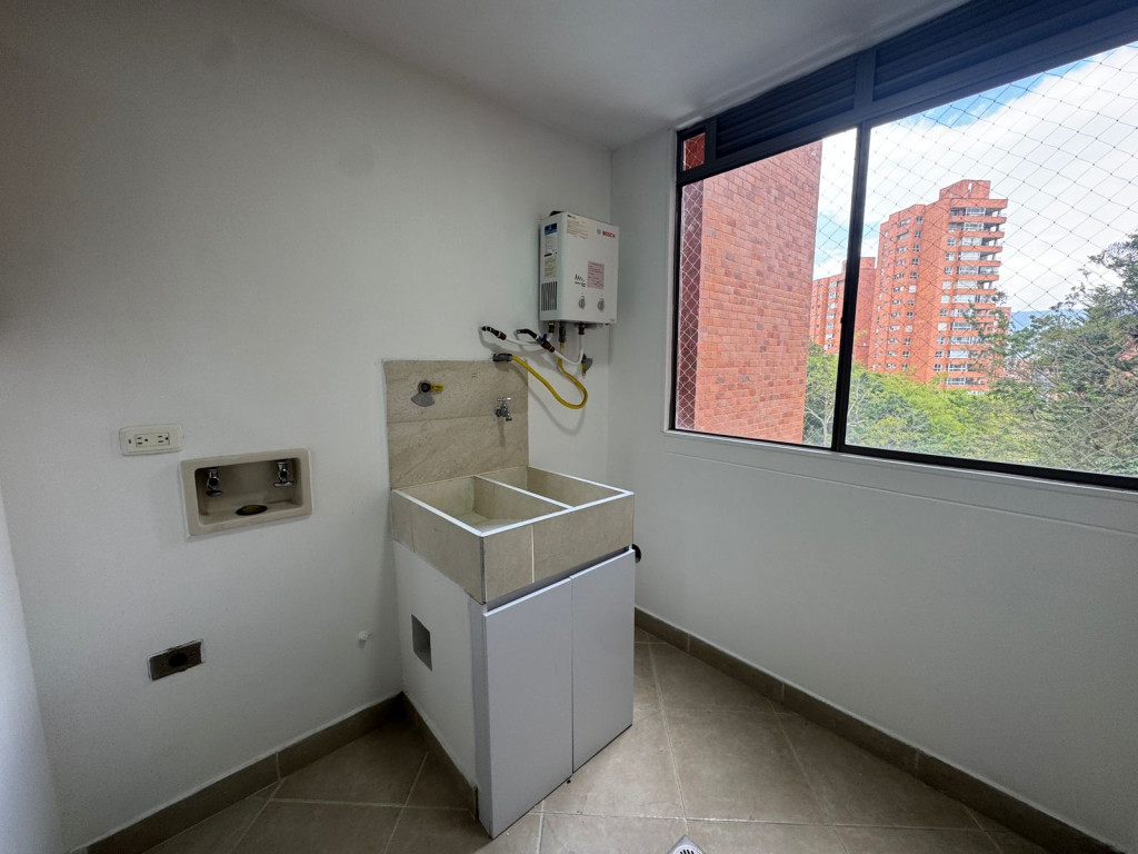 Apartamento en arriendo en Los Balsos, Medellín · foto 3 de 18