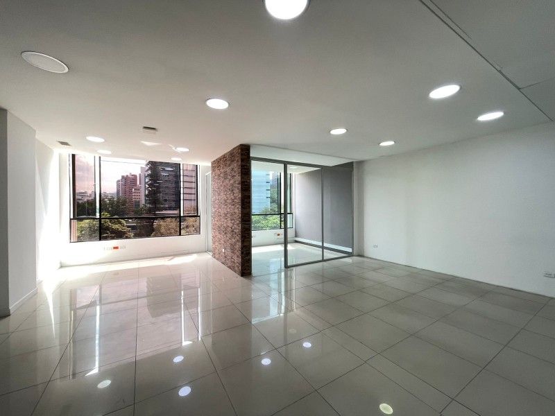 Oficina en arriendo en El Poblado, Medellín, 138 m² · foto 2 de 13