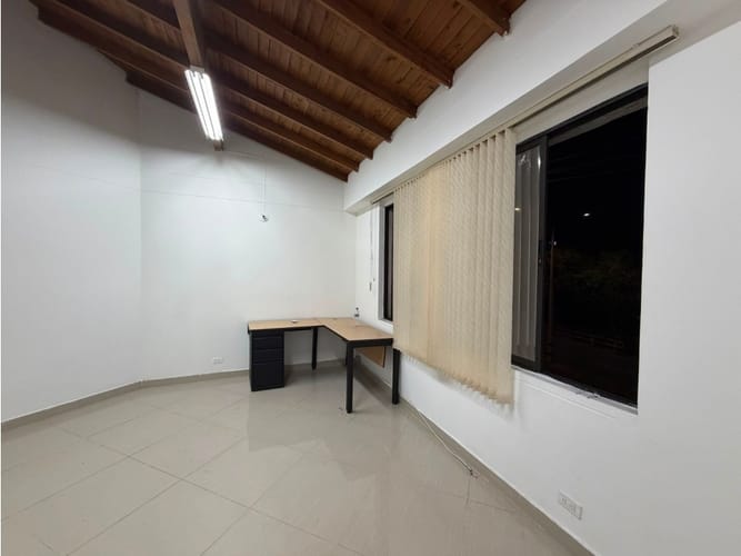 Oficina en arriendo en Conquistadores, Medellín, 24 m² · foto 2 de 9