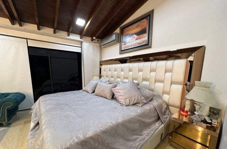 Casa de 3 alcobas en venta en Loma Del Chocho, Envigado, 270 m² · foto 2 de 24