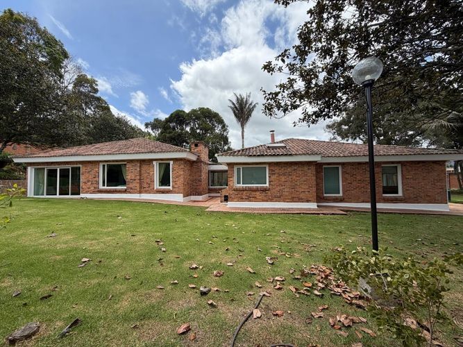 Casa de 4 alcobas en venta en San Jose De Bavaria, Bogotá, 600 m² · foto 2 de 24