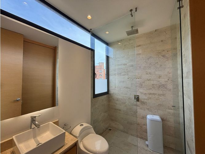 Apartamento de 3 alcobas en venta en El Poblado, Medellín, 130 m² · foto 7 de 10