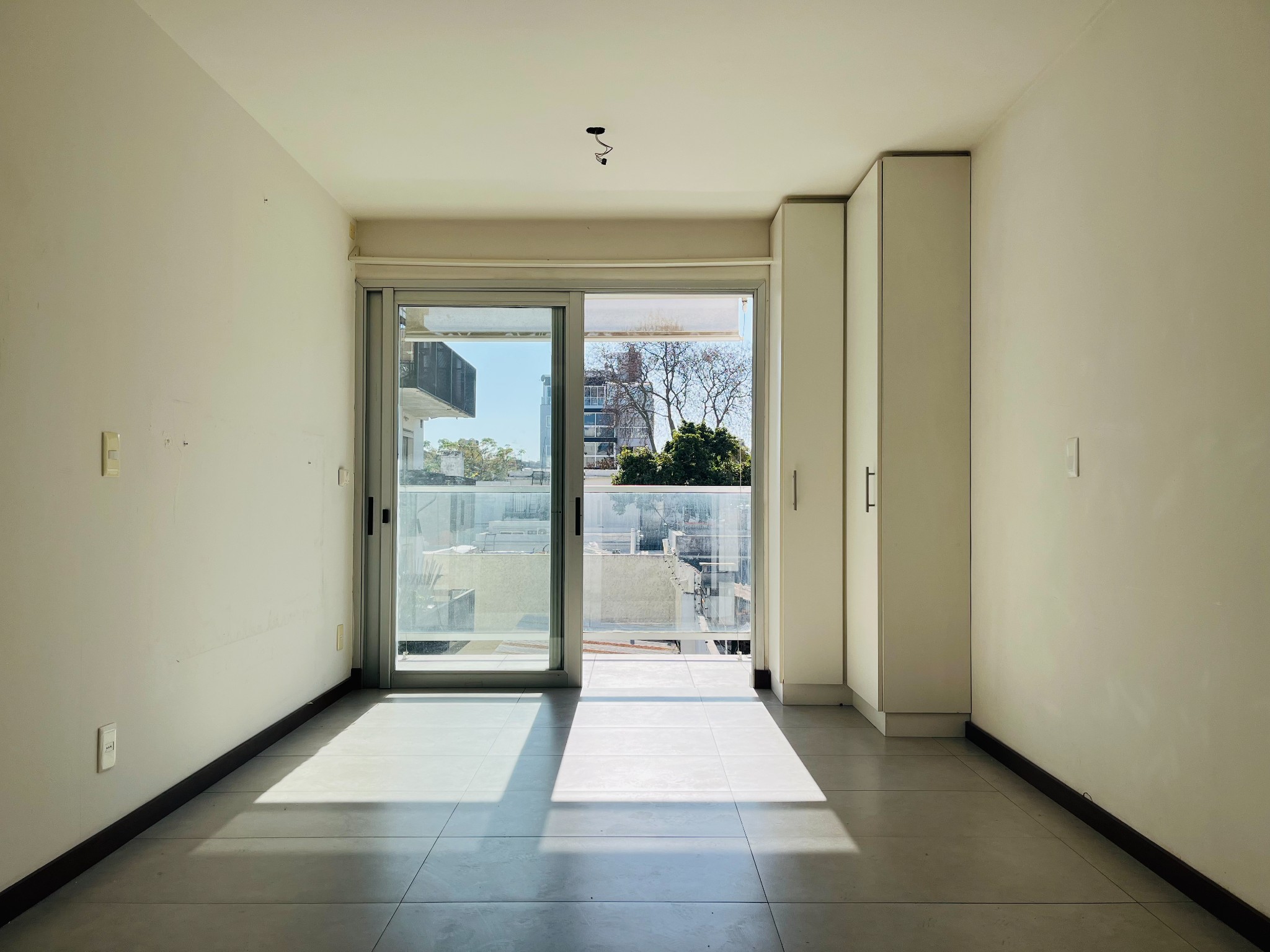 Apartamento En Alquiler, Próximo a Montevideo Shopping,  Monoambiente Semi Equipado. · Foto 1
