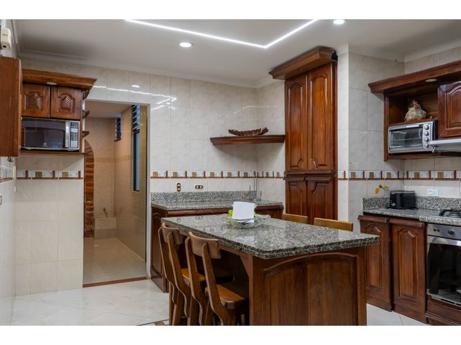 Casa de 4 alcobas en venta en El Poblado, Medellín, 425 m² · foto 5 de 18