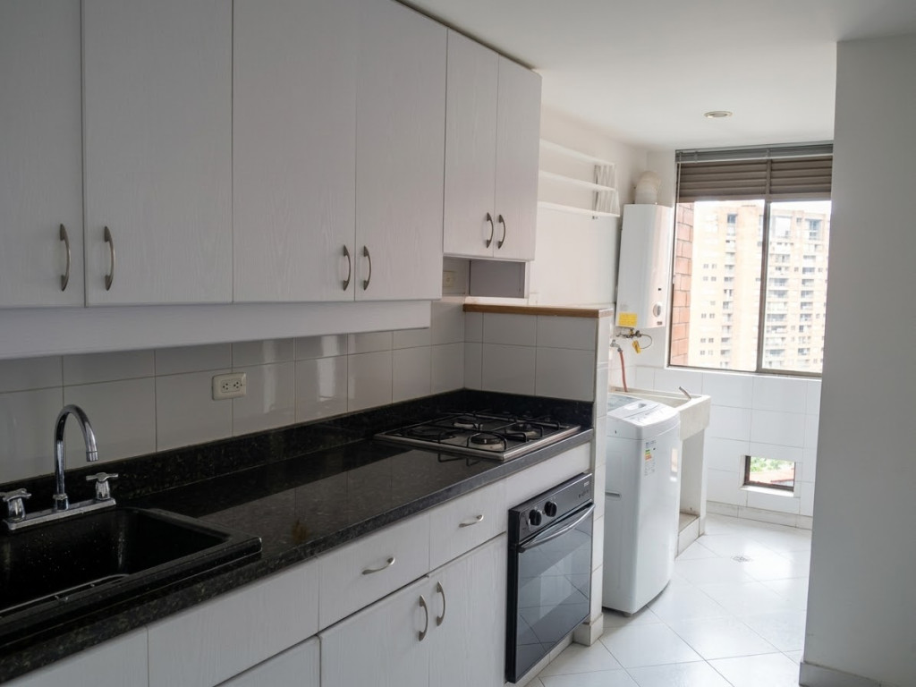 Apartamento en arriendo en Loma Del Esmeraldal, Envigado · foto 4 de 13