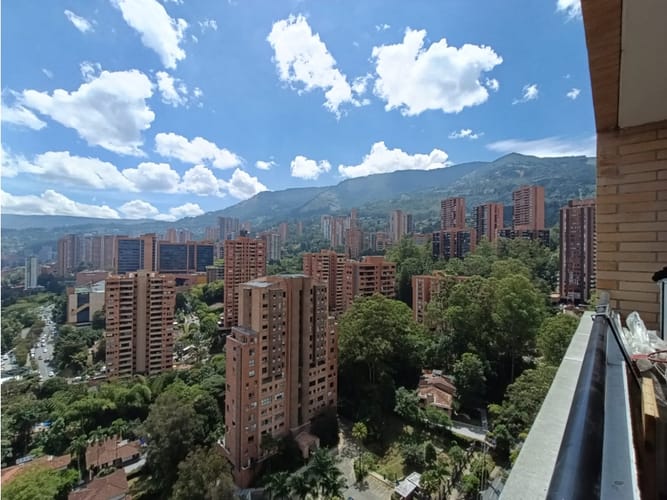 Apartamento en venta en Los Naranjos, Medellín · foto 2 de 17