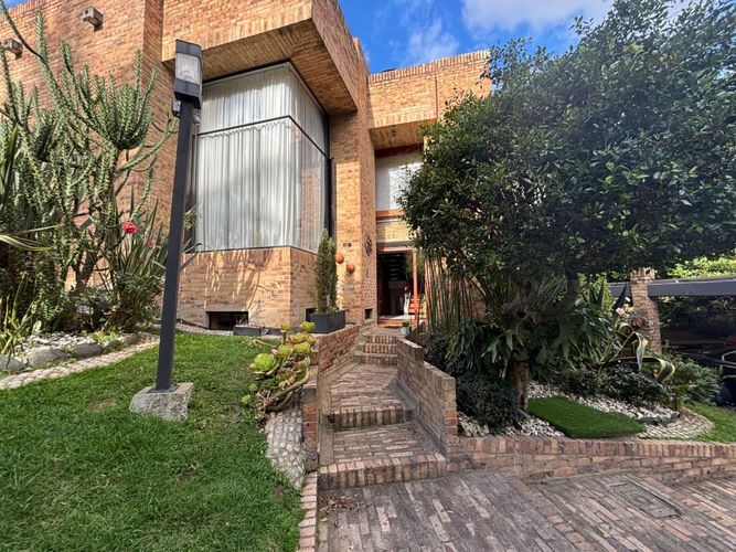 Casa de 4 alcobas en venta en C.C. Paseo Villa Del Rio, Bogotá, 472 m² · foto 2 de 24