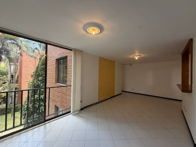 Apartamento de 3 alcobas en venta en Loma De Las Brujas, Envigado, 92 m² · foto 2 de 16
