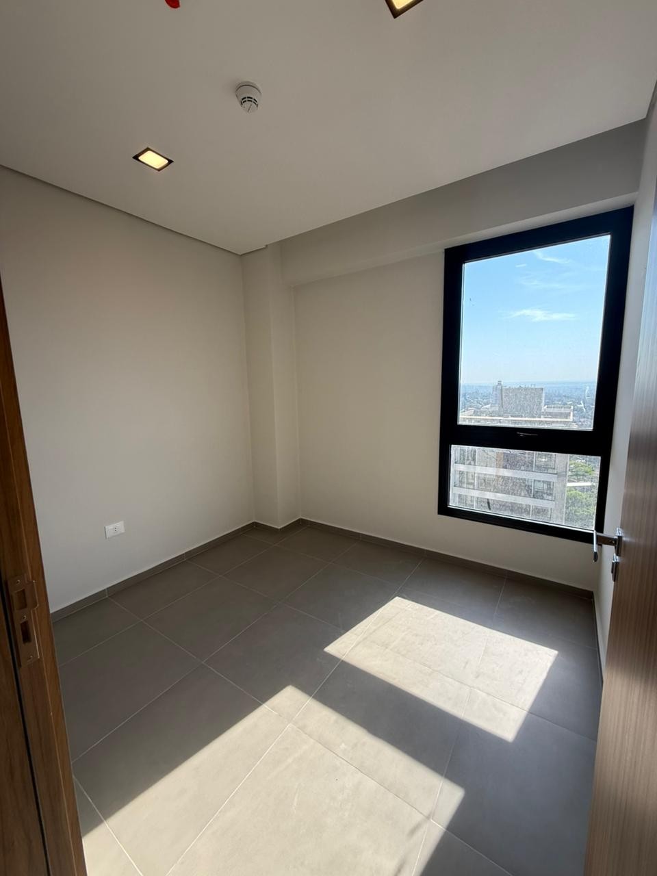 VENDO O ALQUILO DEPARTAMENTO DE 3 DORMITORIO ZONA SHOPPING DEL SOL — foto 2