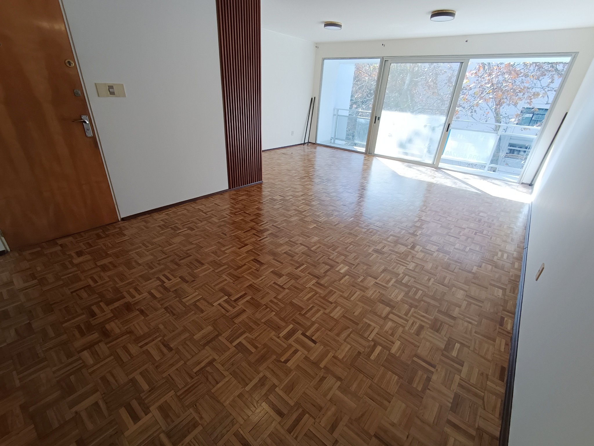 HERMOSA PLANTA!! 3 Dormitorios, 3 Baños, Estar, Garage. AMBIENTES AMPLIOS. MUY CÓMODO. A METROS DE LA RAMBLA, EN EL CORAZÓN DE POCITOS
