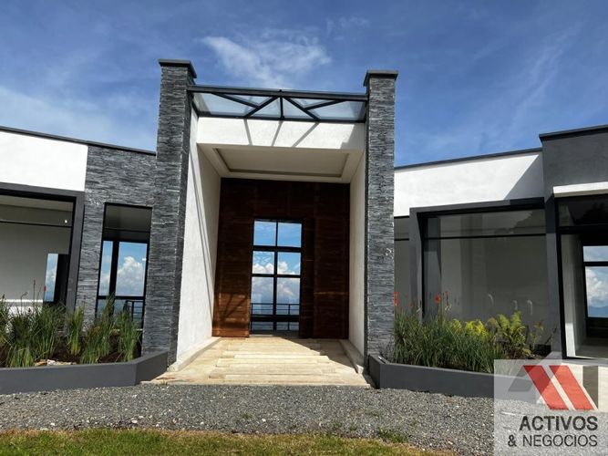 Casa de 5 alcobas en venta en El Poblado, Medellín · foto 3 de 20
