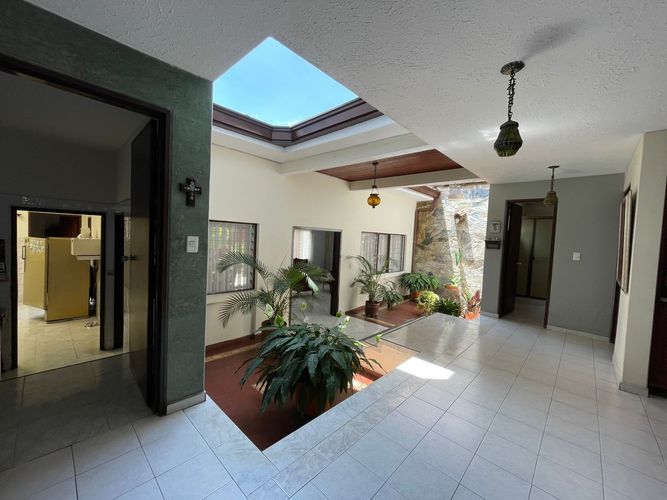 Casa de 4 alcobas en venta en El Bosque, Cali, 407 m² · foto 2 de 24