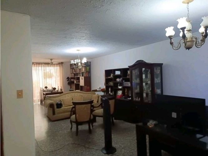 Casa de 4 alcobas en venta en Pampa Linda, Cali, 270 m² · foto 2 de 15