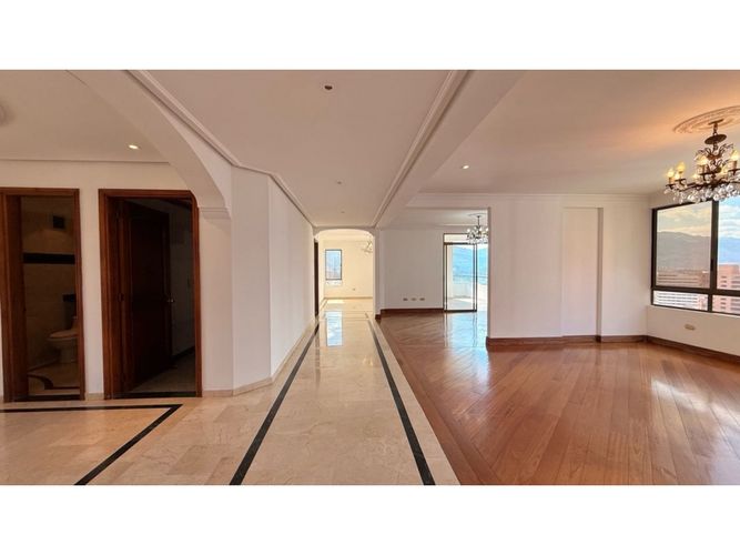 Apartamento de 3 alcobas en venta en El Diamante No. 2, Medellín, 216 m² · foto 3 de 24