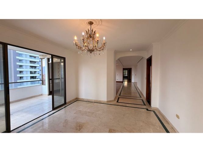 Apartamento de 3 alcobas en venta en El Diamante No. 2, Medellín, 216 m² · foto 8 de 24