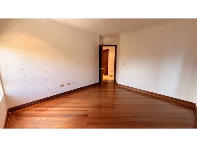 Apartamento de 3 alcobas en venta en El Diamante No. 2, Medellín, 216 m² · foto 15 de 24