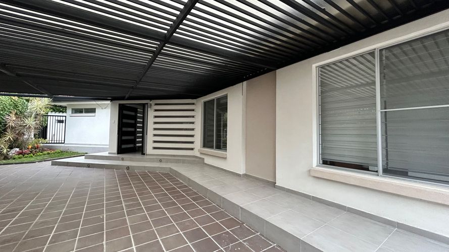 Casa de 4 alcobas en venta en Cr. Los Balsos, Ibagué, 320 m² · foto 3 de 21