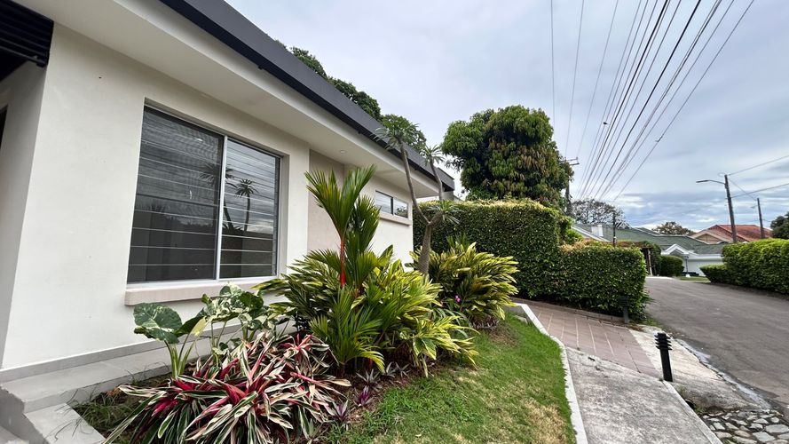 Casa de 4 alcobas en venta en Cr. Los Balsos, Ibagué, 320 m² · foto 2 de 21