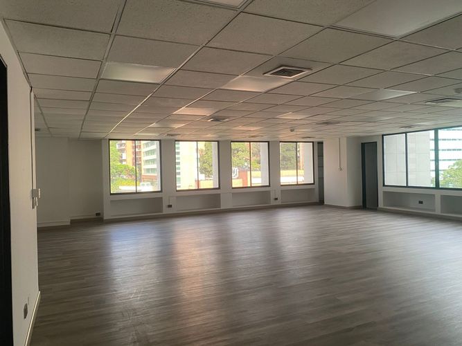 Oficina en arriendo en El Poblado, Medellín, 125 m² · foto 4 de 9