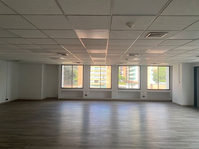 Oficina en arriendo en El Poblado, Medellín, 125 m² · foto 2 de 9