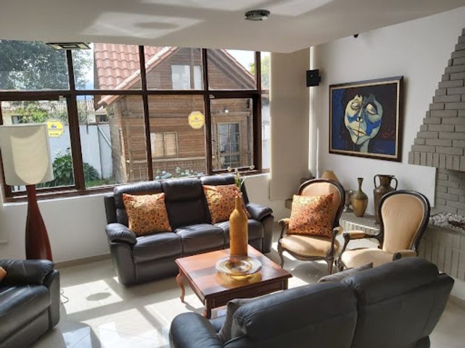 Casa de 3 alcobas en venta en Cerros De Niza, Bogotá, 240 m² · foto 2 de 24