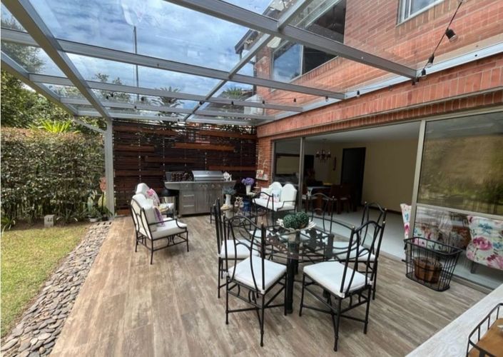 Casa de 3 alcobas en venta en Loma Del Chocho, Envigado, 220 m² · foto 2 de 16