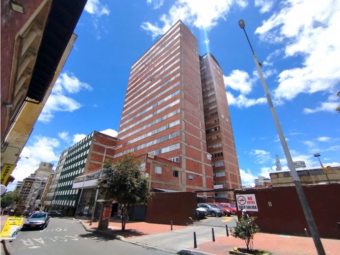 Apartaestudio en venta en La Candelaria, Bogotá, 577 m² · foto 2 de 24