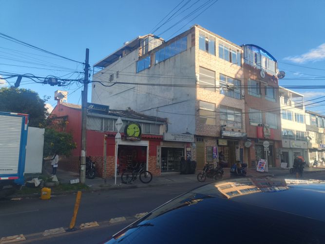 Casa de 4 alcobas en venta en Castilla, Bogotá, 240 m² · foto 2 de 2