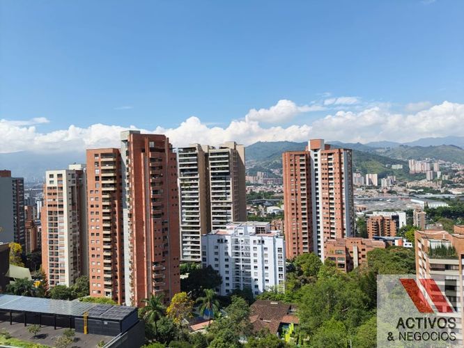 Oficina en arriendo en El Diamante No. 2, Medellín, 246 m² · foto 2 de 8