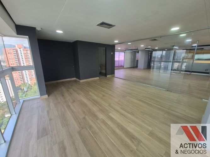 Oficina en arriendo en El Diamante No. 2, Medellín, 246 m² · foto 3 de 8