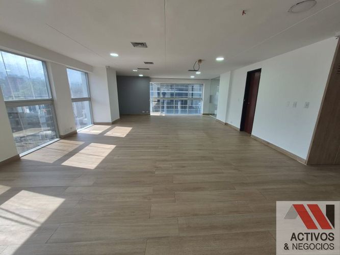 Oficina en arriendo en El Diamante No. 2, Medellín, 246 m² · foto 4 de 8