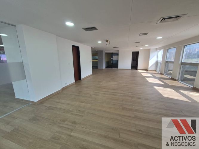 Oficina en arriendo en El Diamante No. 2, Medellín, 246 m² · foto 5 de 8