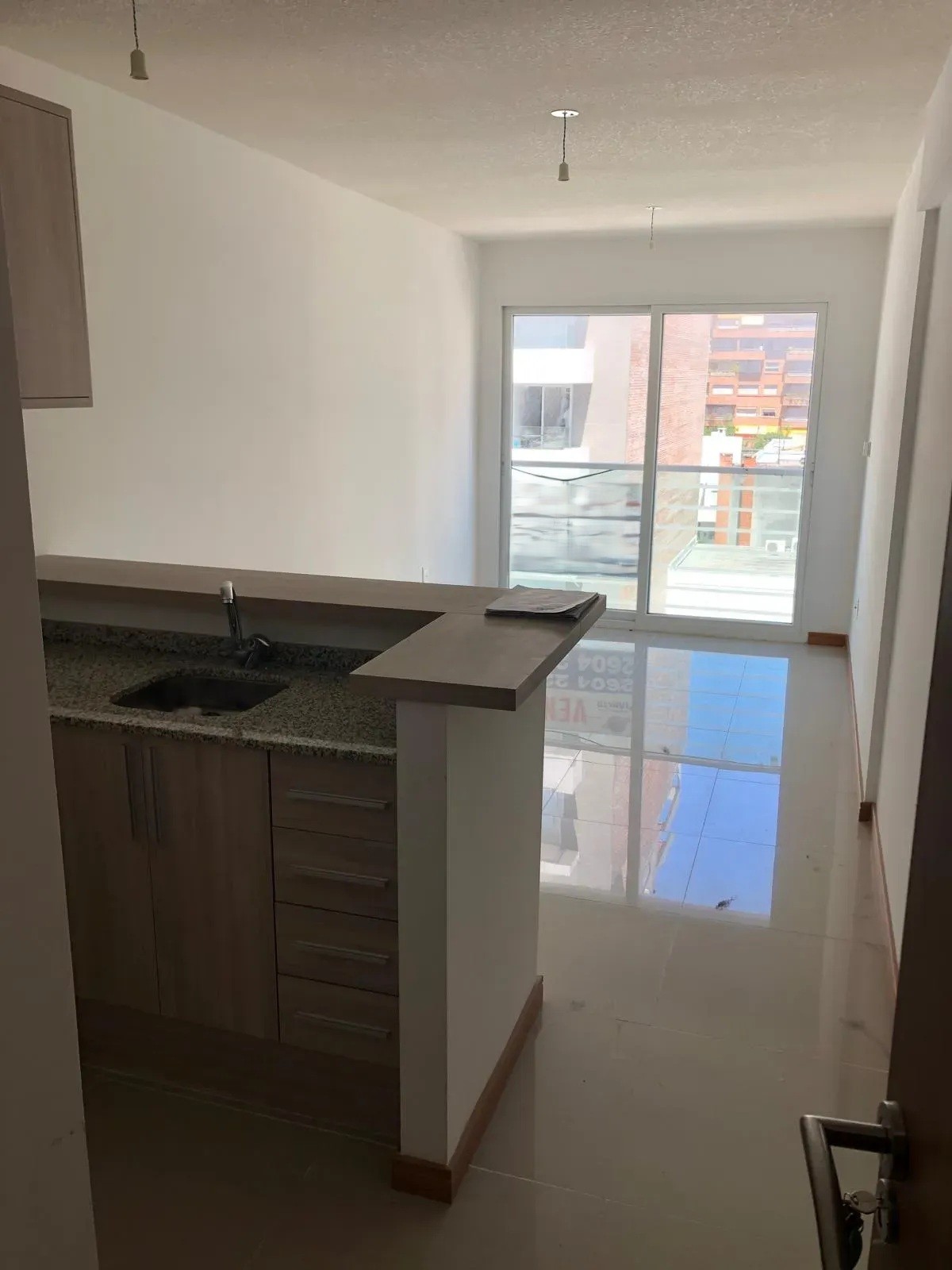 Alquiler En Pocitos De 1 Dormitorio, Piso 5 Al Frente, Terraza, Sum Y Parrilleros