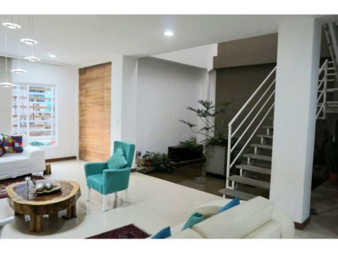 Casa de 5 alcobas en venta en El Bosque, Cali, 425 m² · foto 2 de 24