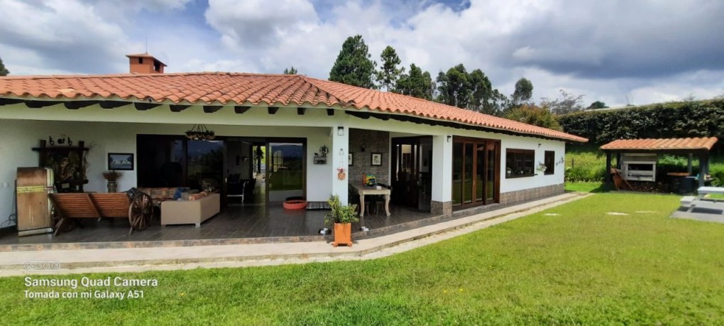 5BR Country House in Aeropuerto (4871 m²) for Sale