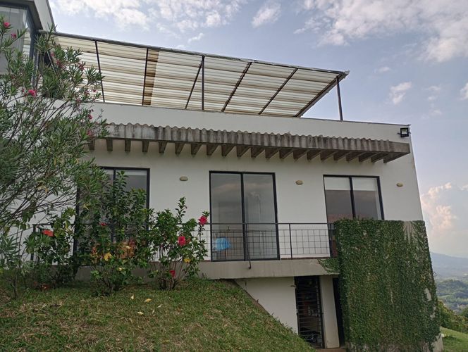 Casa de 4 alcobas en venta en San Antonio, Jamundí, 1735 m² · foto 3 de 24