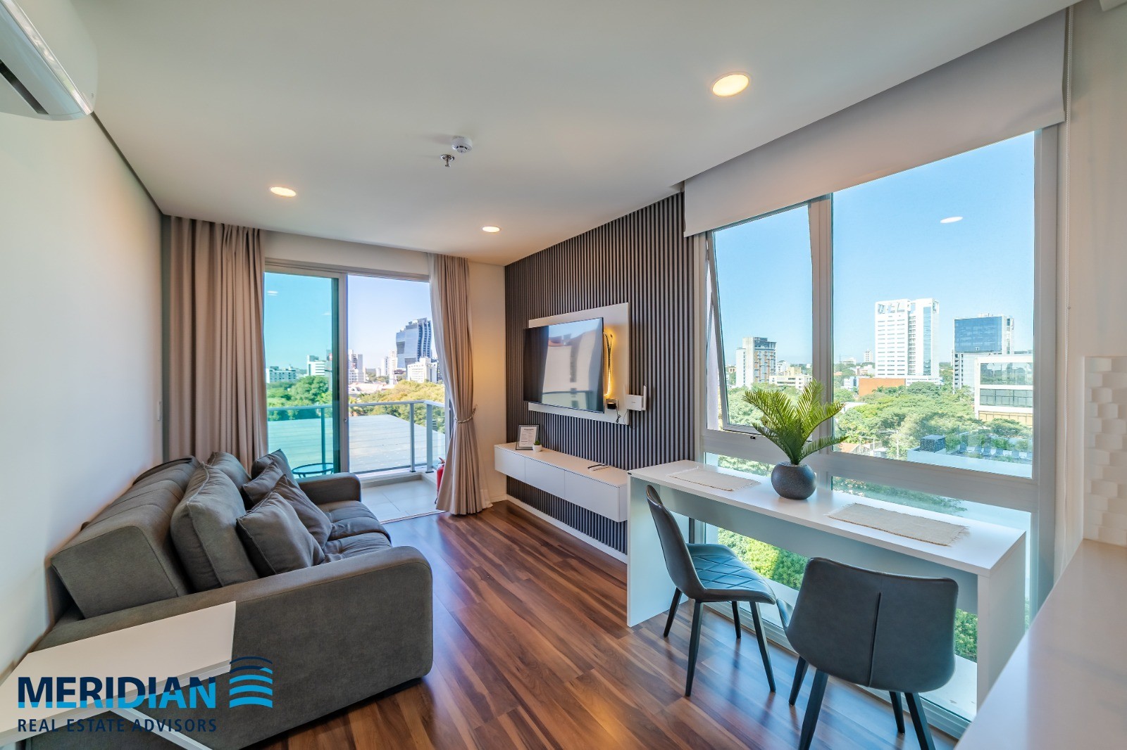 Home Palace Tower – Finamente decorado y a pasos del Shopping del Sol! — foto 1