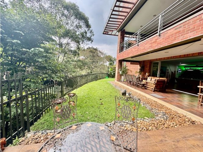 Casa de 3 alcobas en venta en Loma Benedictinos, Envigado, 455 m² · foto 2 de 24