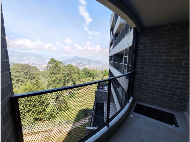 Apartaestudio en venta en Loma Del Escobero, Medellín, 49 m² · foto 2 de 11