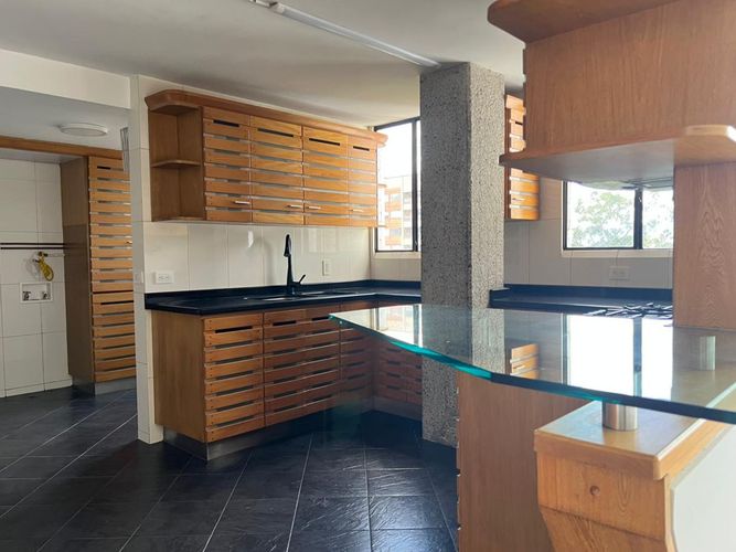 Apartamento de 3 alcobas en arriendo en El Poblado, Medellín, 178 m² · foto 5 de 18