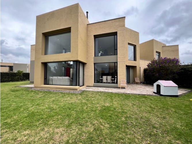 Casa de 3 alcobas en arriendo en Los Zipas, Cota, 244 m² · foto 2 de 24
