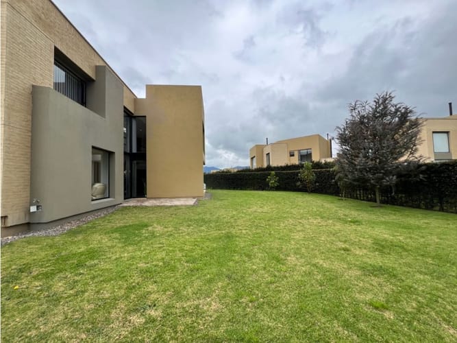 Casa de 3 alcobas en arriendo en Los Zipas, Cota, 244 m² · foto 3 de 24