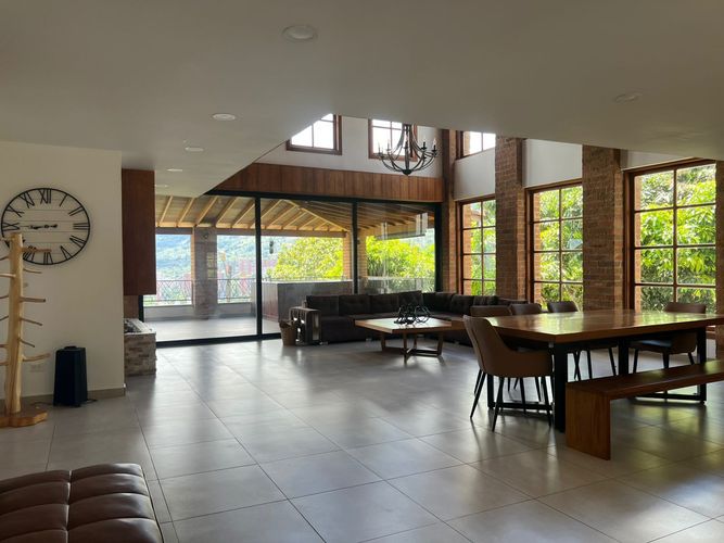 Casa de 3 alcobas en arriendo en Camino Verde, Envigado, 700 m² · foto 2 de 21